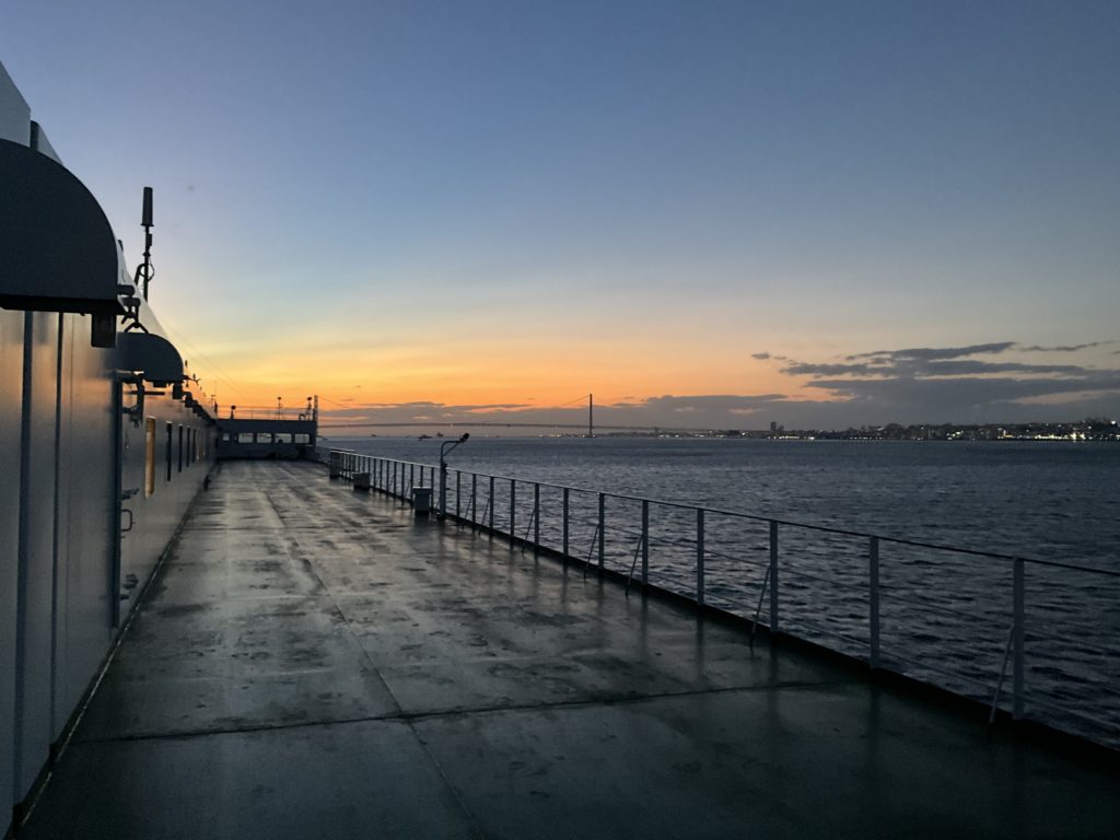 フェリーから見た明石海峡大橋の写真